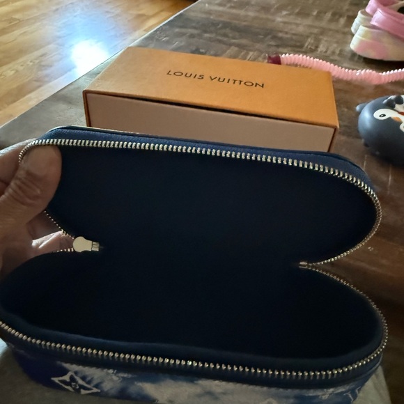 Louis Vuitton Monogram Bandana Sunglass Case GM - Picture 2 of 6